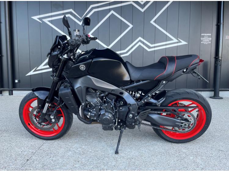 YAMAHA MT09  MT 09 AKRAPOVIC